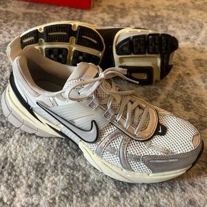 Nike V2K Run "Summit White/Pure Platinum" Sneakers HJ4497-100